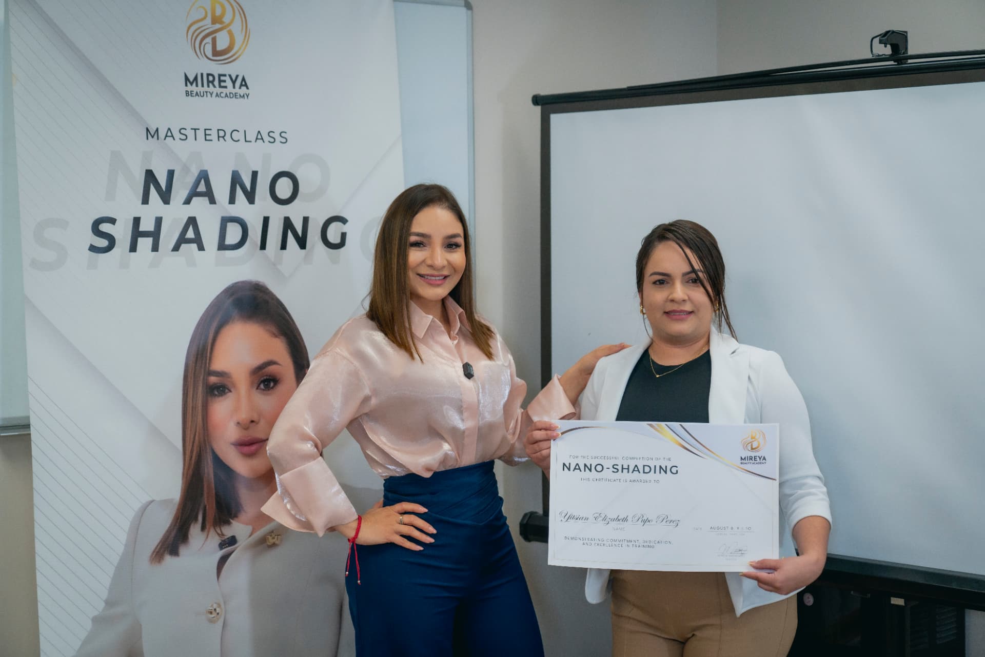 Mireya entregando certificado de Nano Shading a una egresada